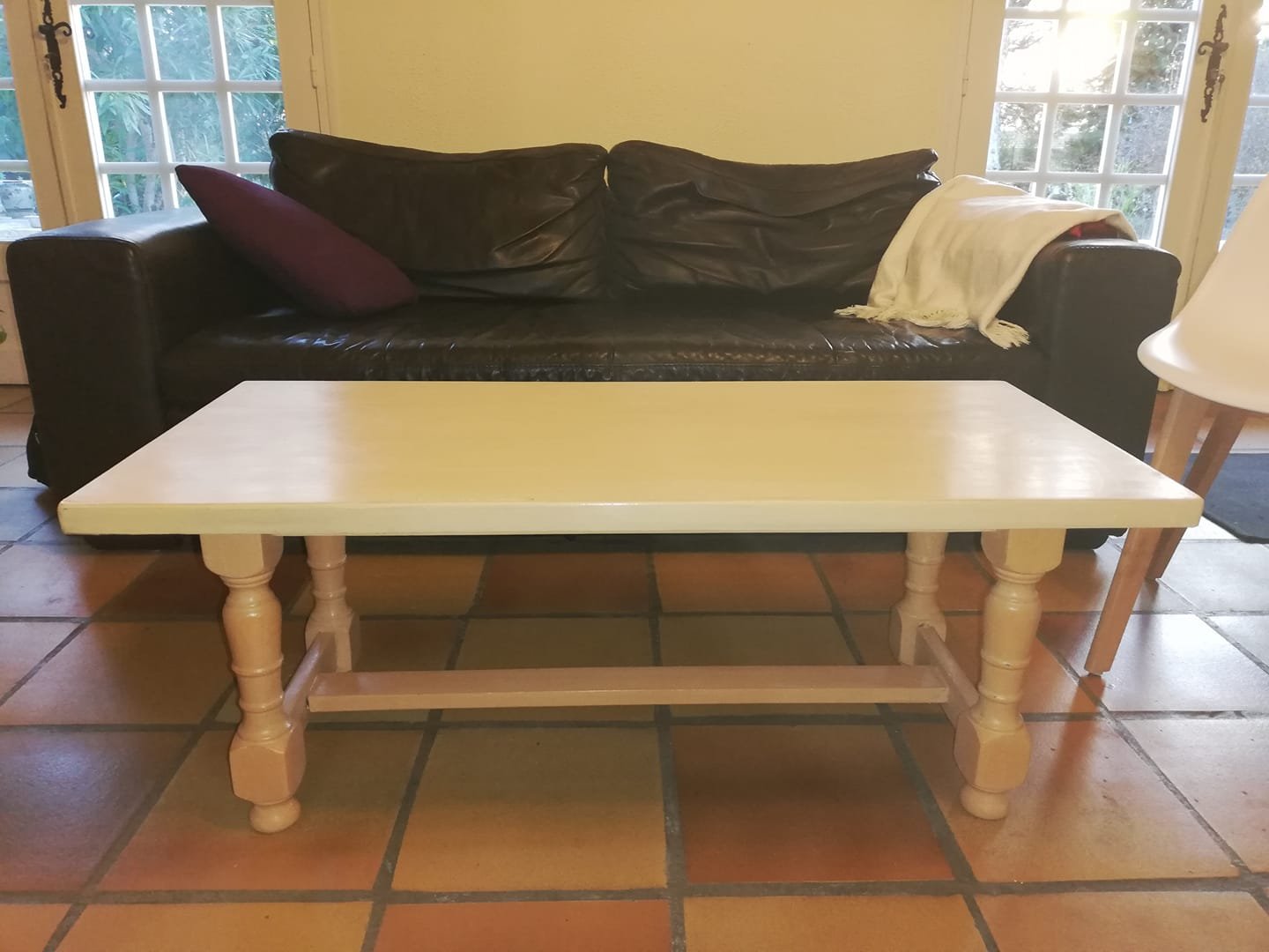 Table basse peinte à la caséine