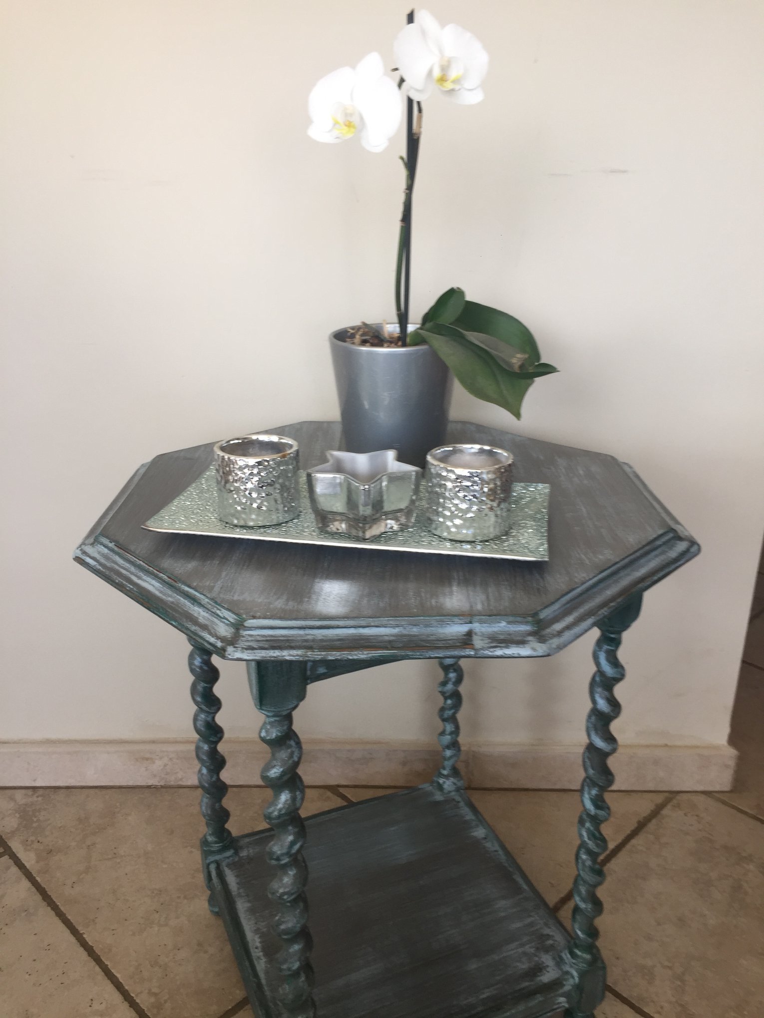 Table peinte à la caséine