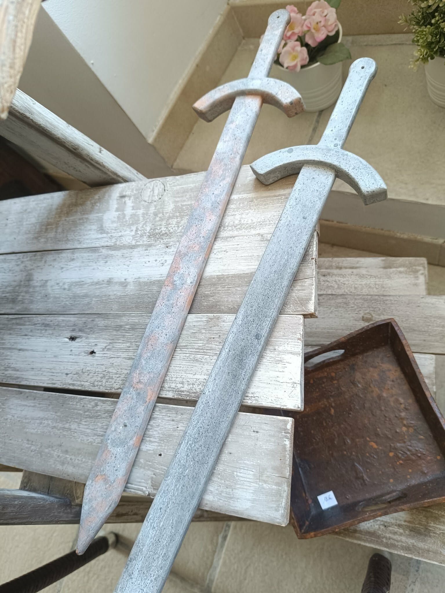 Epée en bois peint
