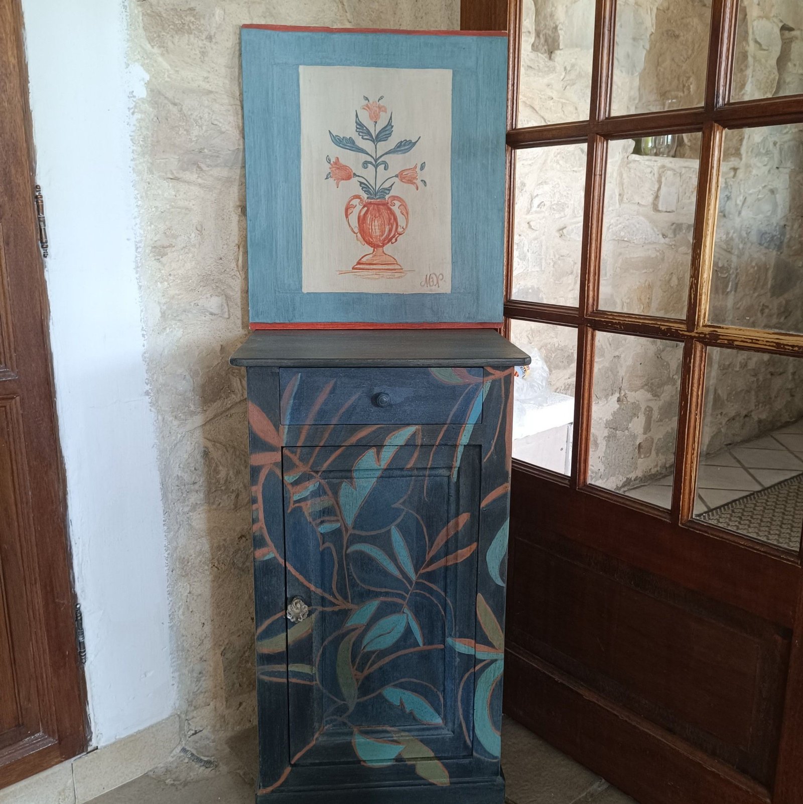 Chevet bleu peint à la colle de peau de lapin et motif à l'huile