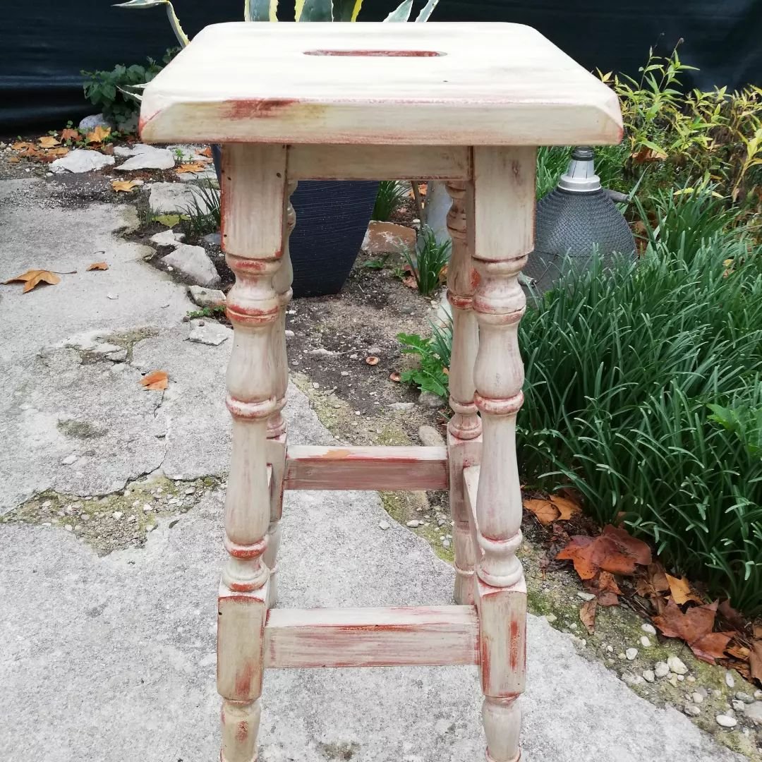 Tabouret haut peint à la colle de peau de lapin