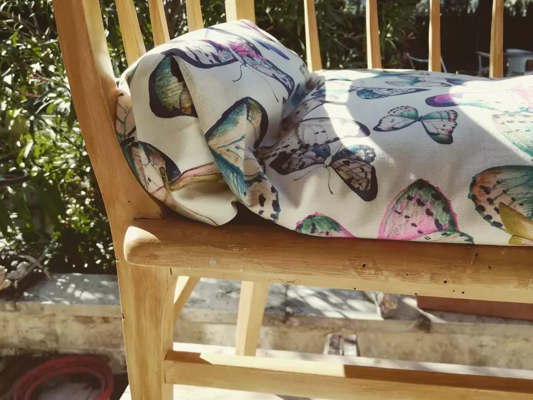 Banc peint à la caséine