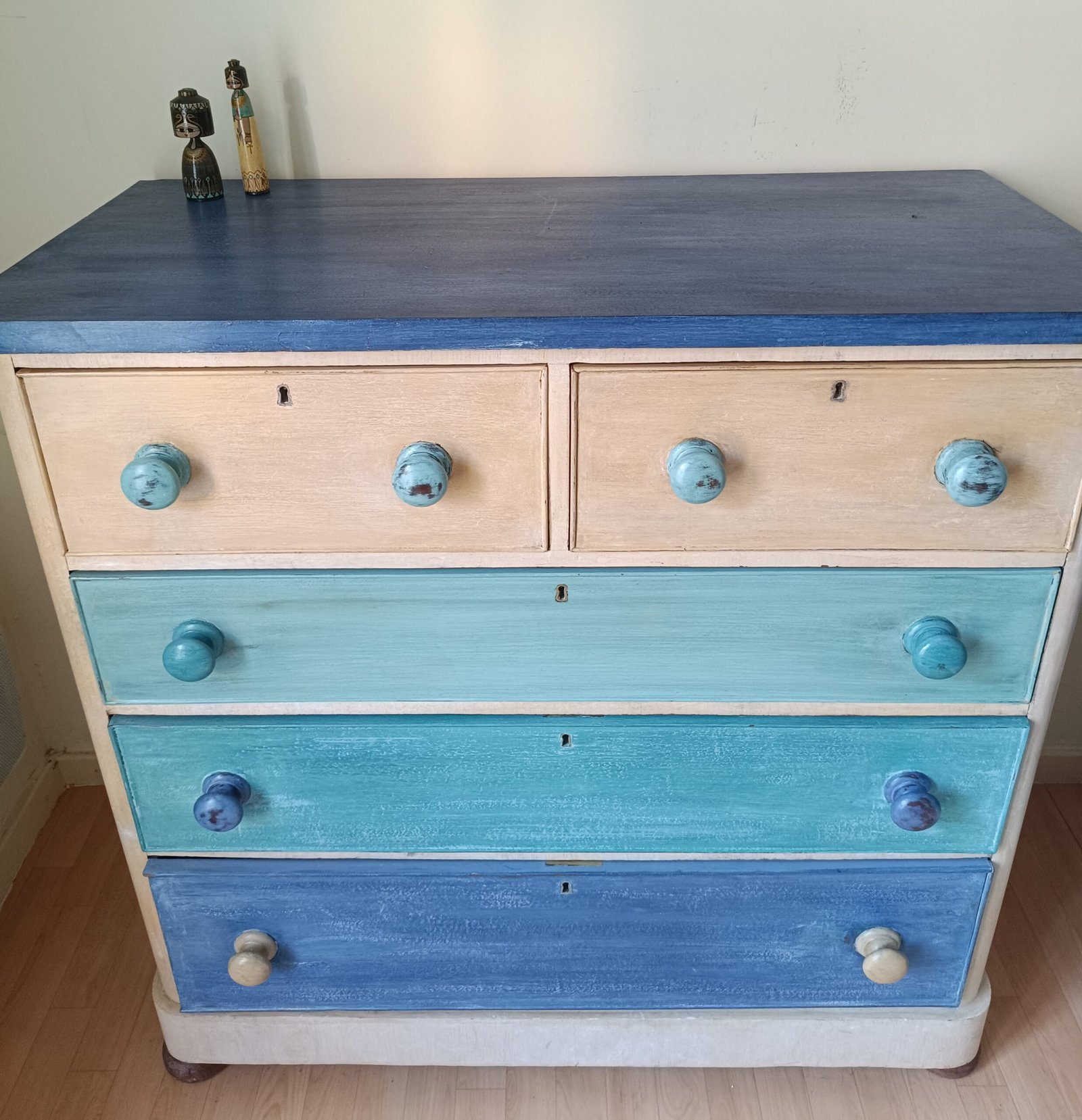 Commode peinte à la caséine