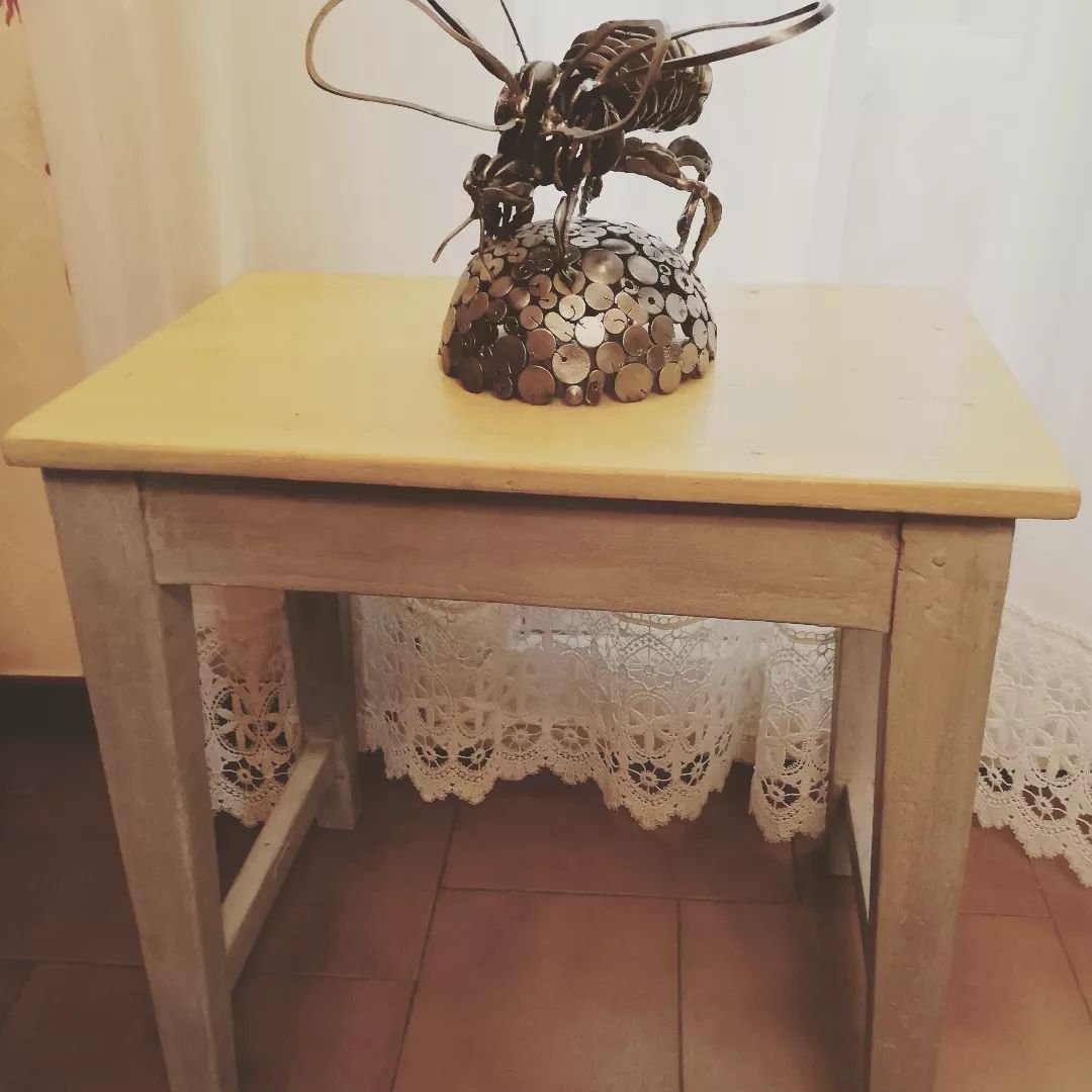 Petite table peinte à la caséine