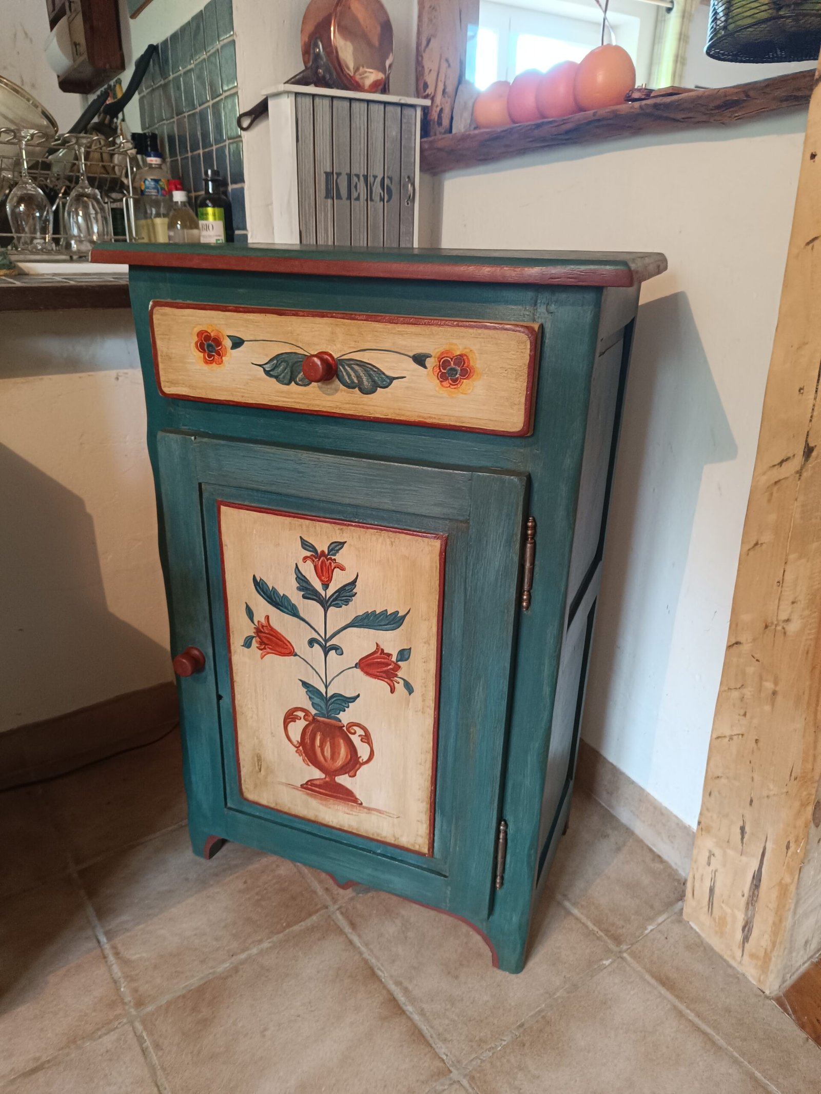 Meuble en pin, peint à la caséine et motif, glacis à l'huile