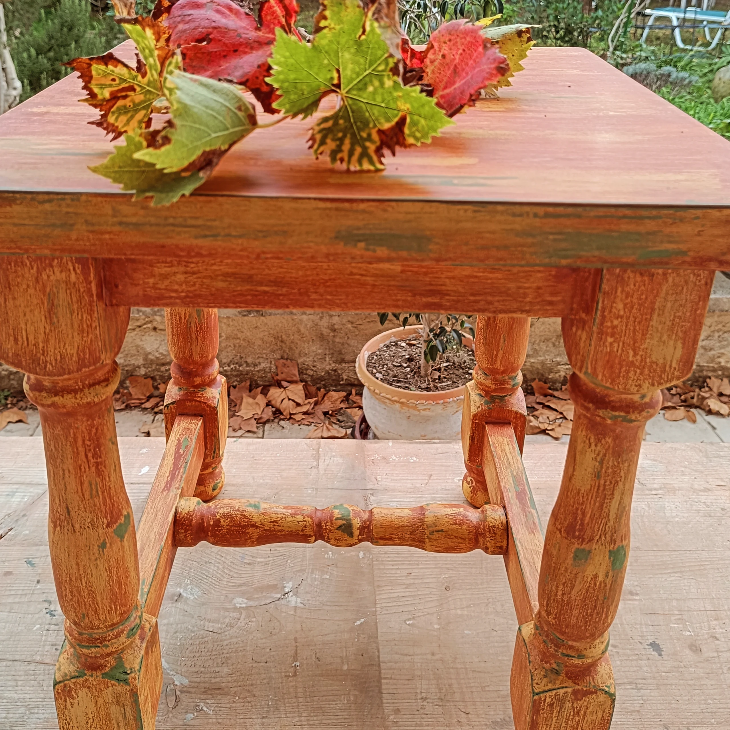 Petite table carré peinte à la caséine