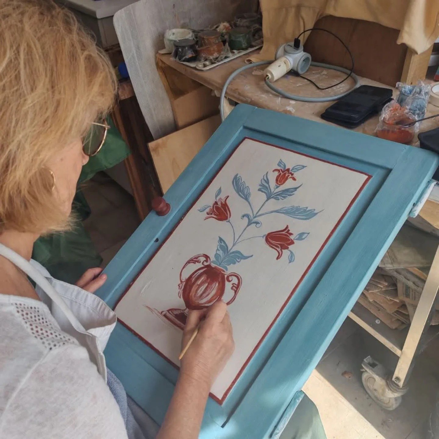 Peintre sur mobilier peint à main levée motif peint