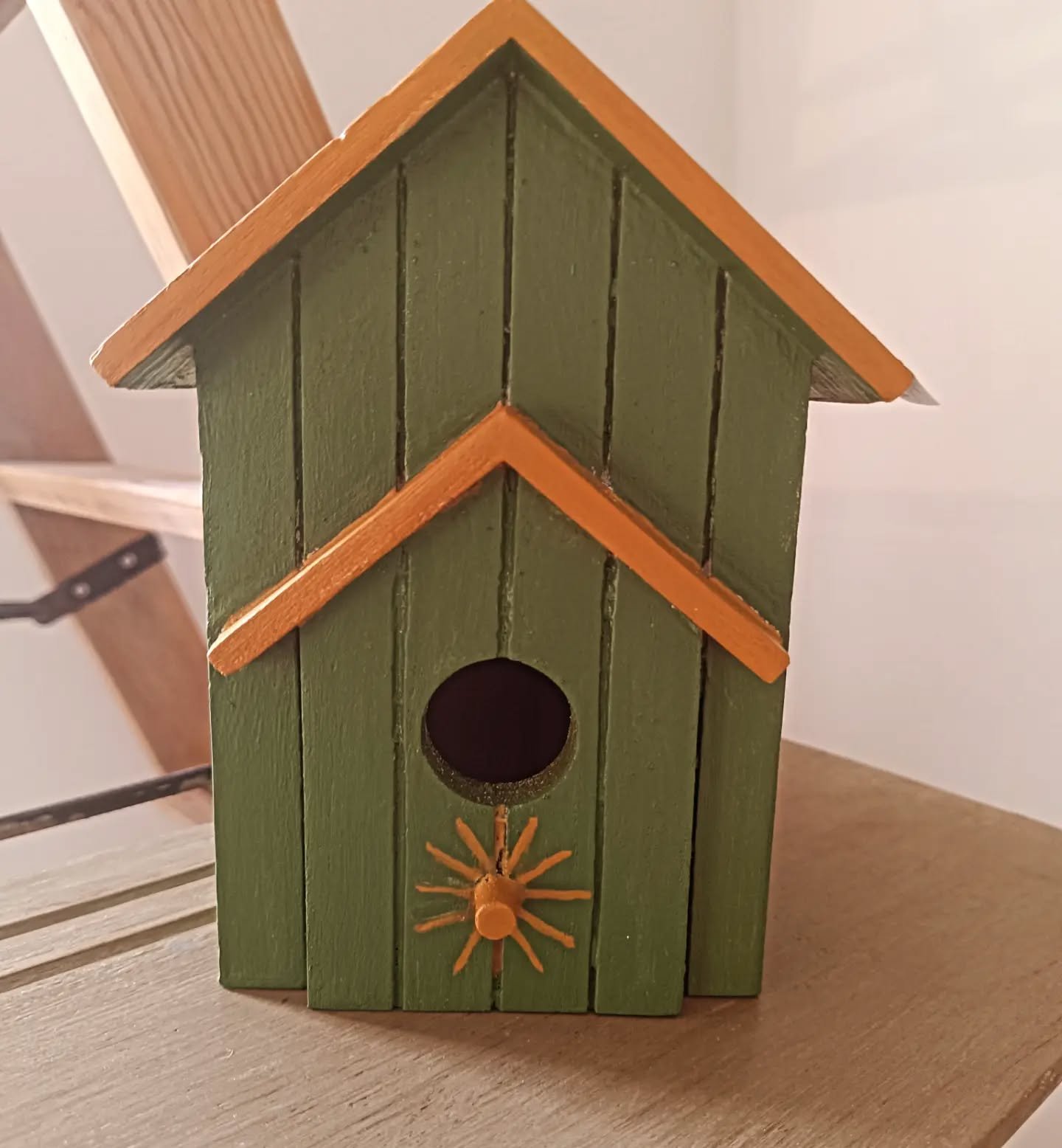 Nichoir en bois peint tempera