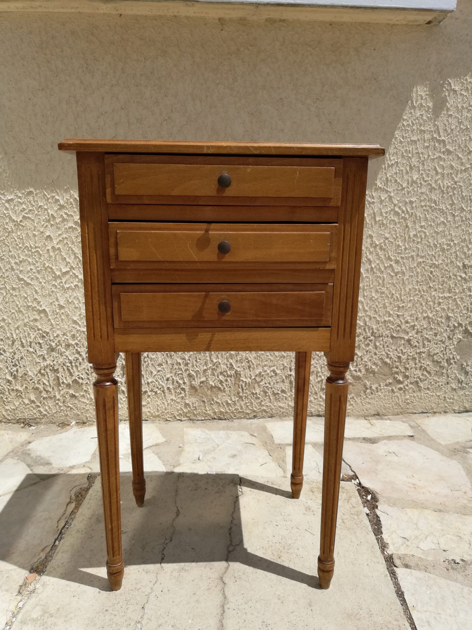 Chevet en bois ancien avant relooking