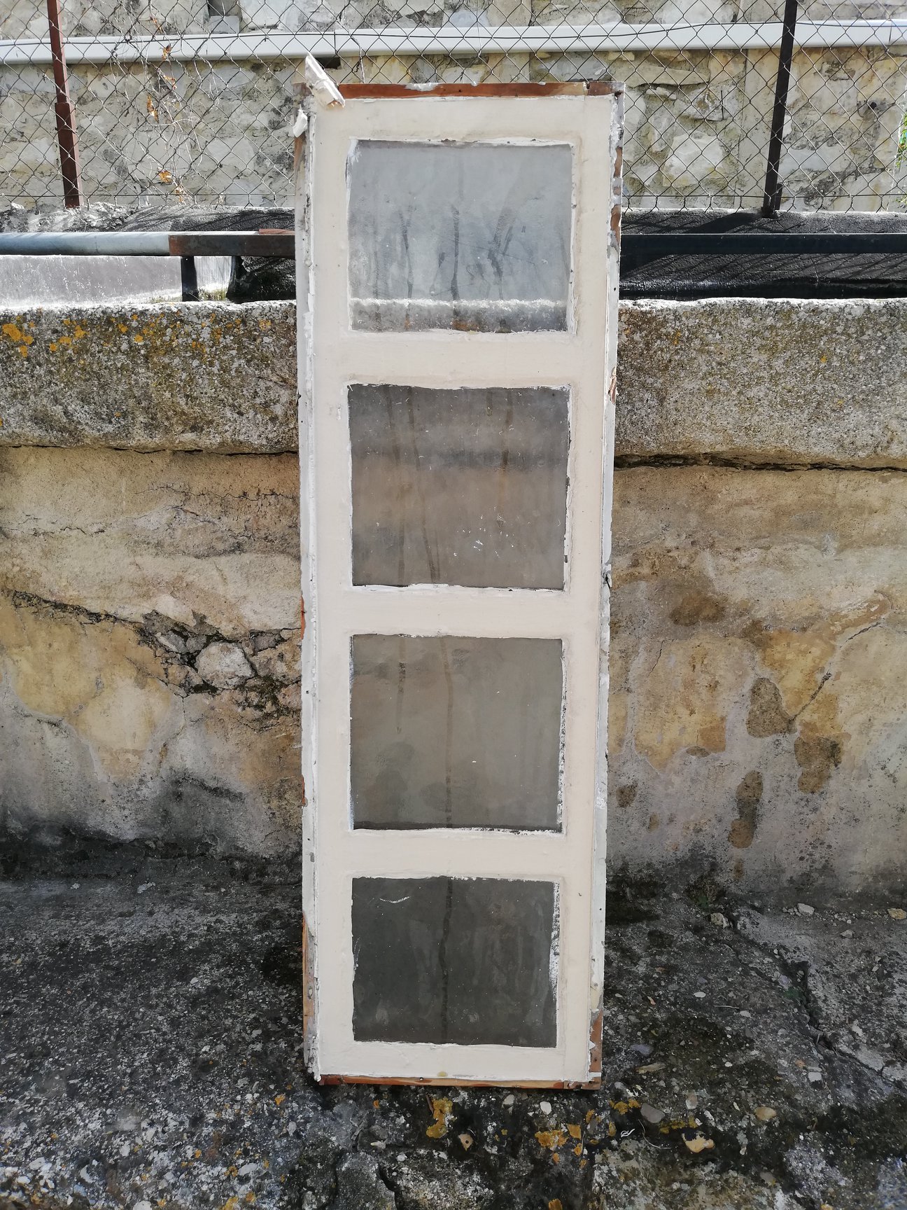 Vieille fenêtre en bois avant relooking