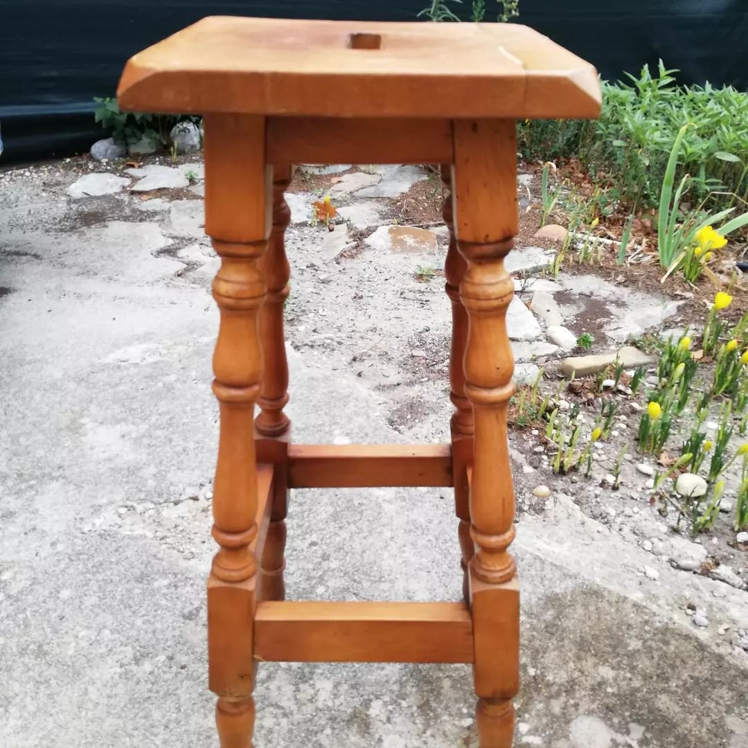 Tabouret haut démodé