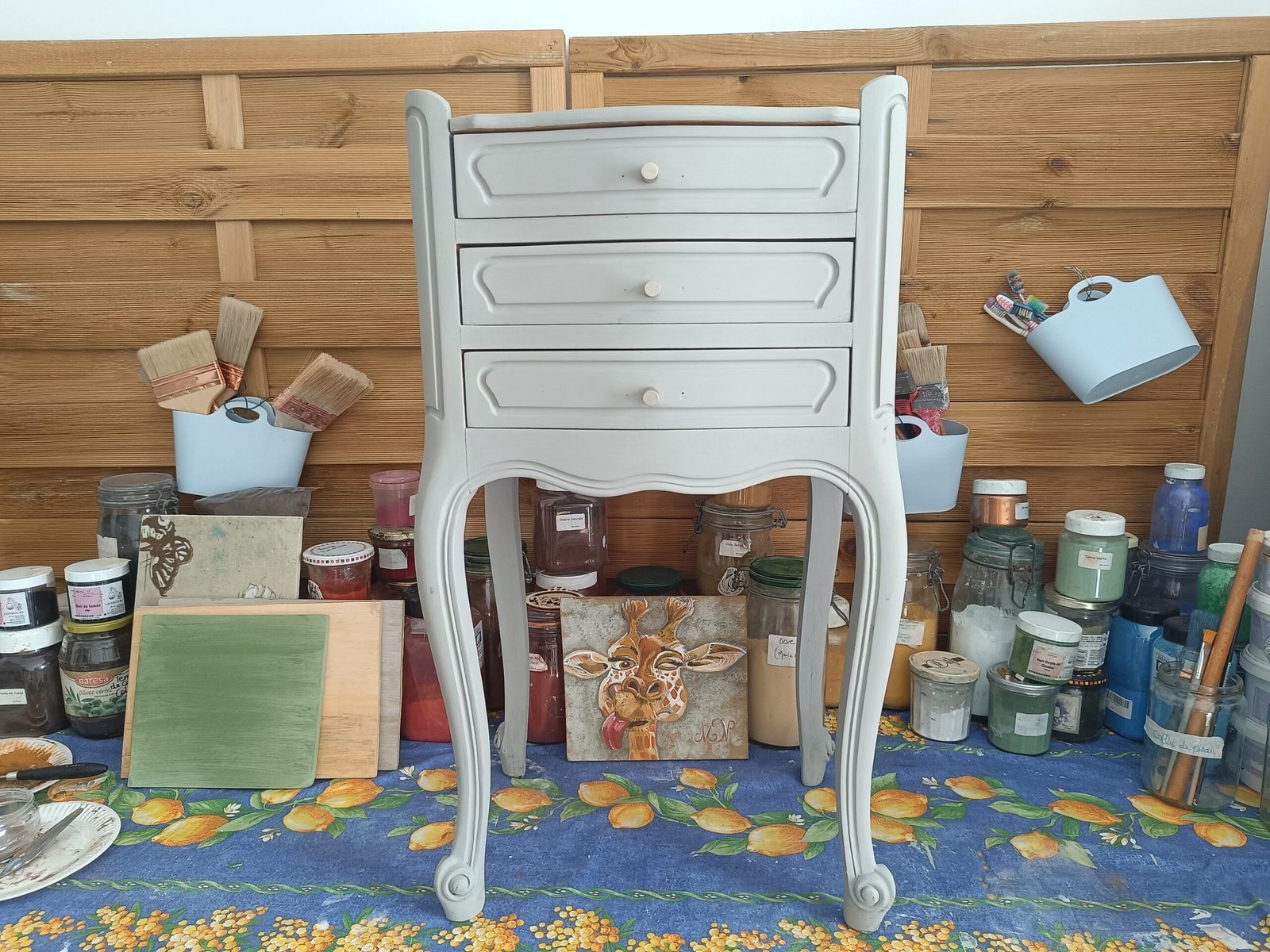 Chevet en bois trois tiroirs avant relooking