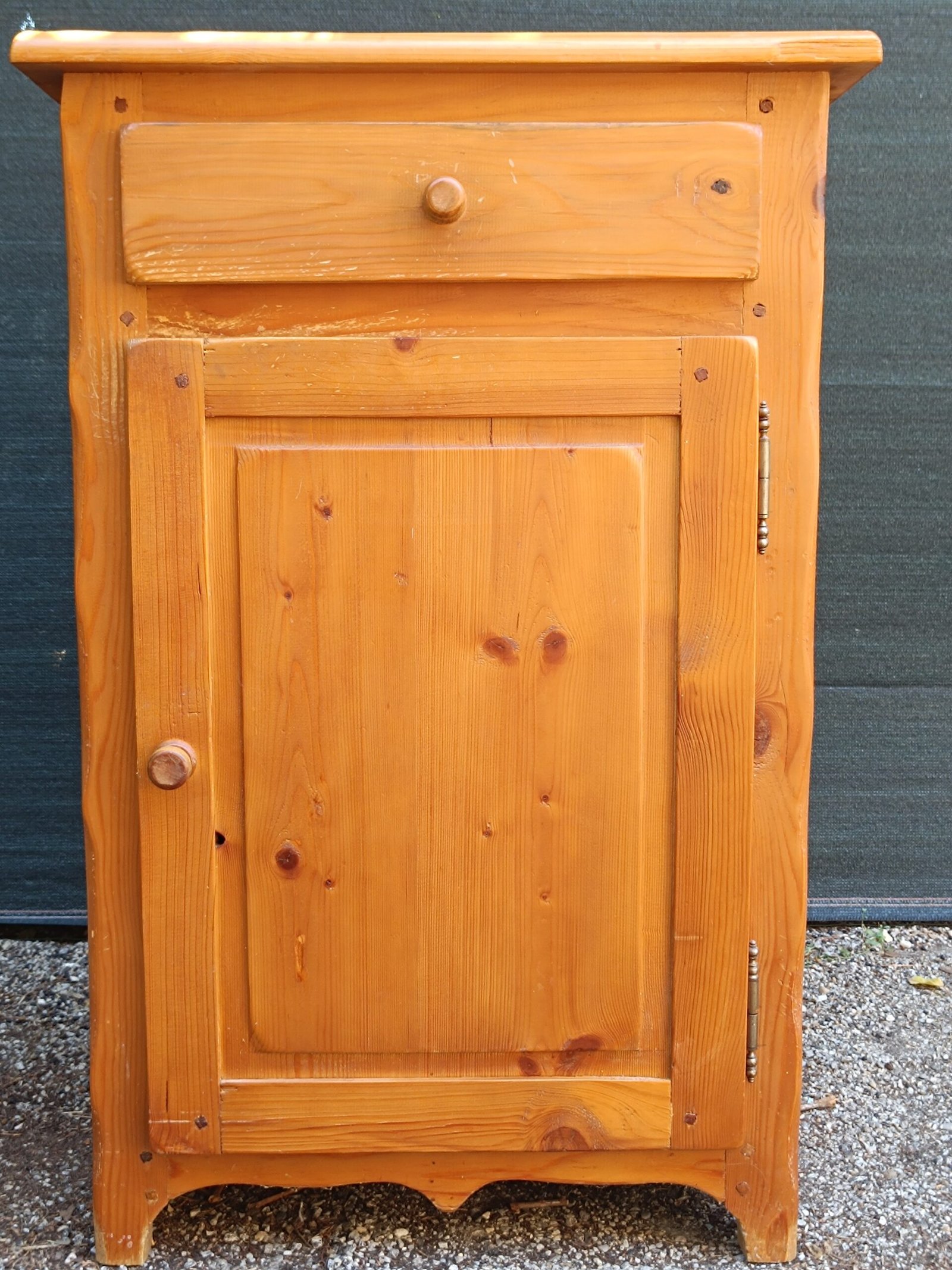 Meuble en pin avant le relooking